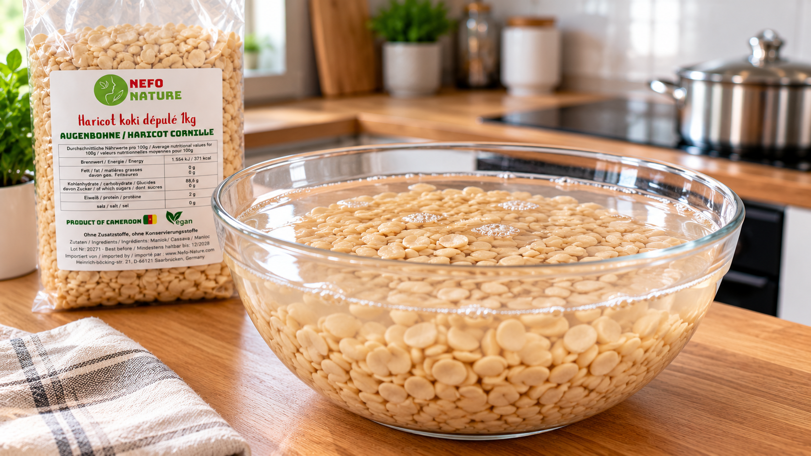 Haricots koki qui trempent dans un grand bol d'eau