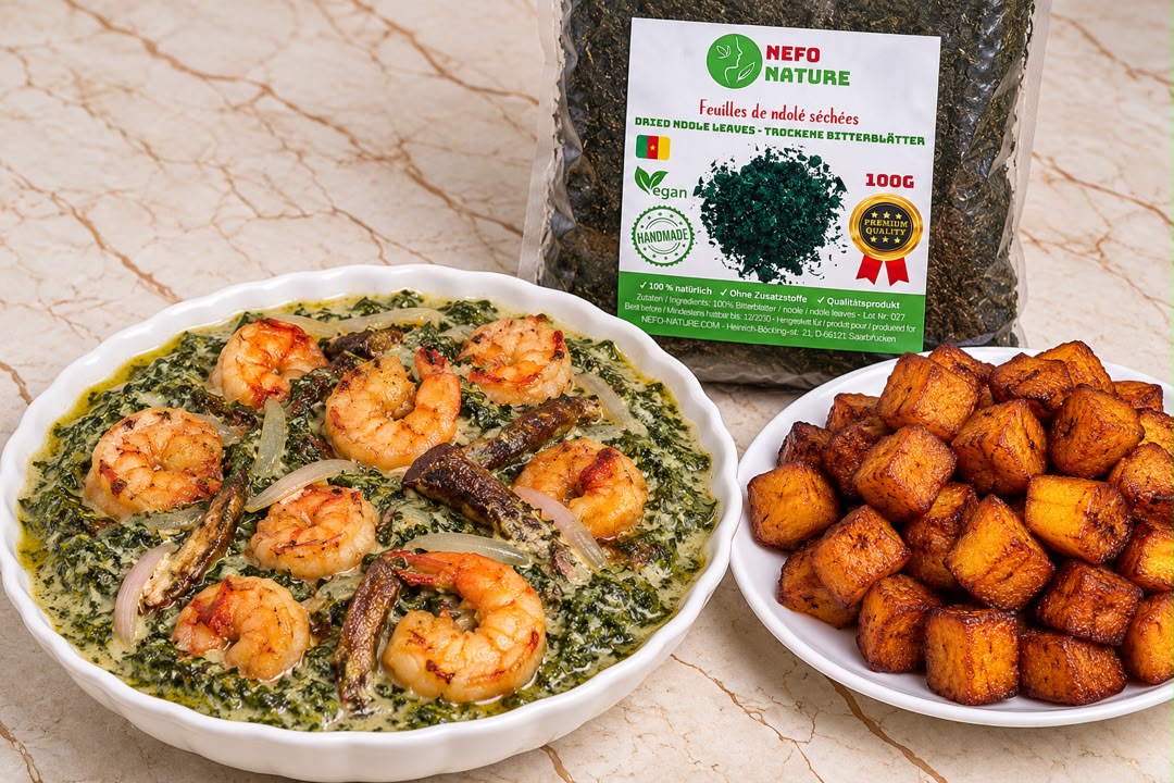 Ndolé servi avec des crevettes et des bananes plantains frites